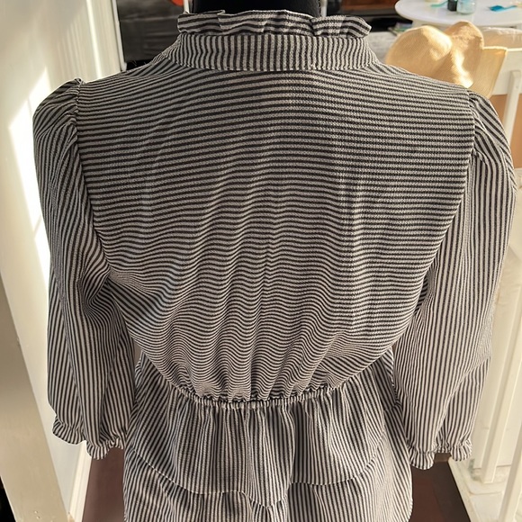 beautiful gray top. never worn. - Picture 3 of 4